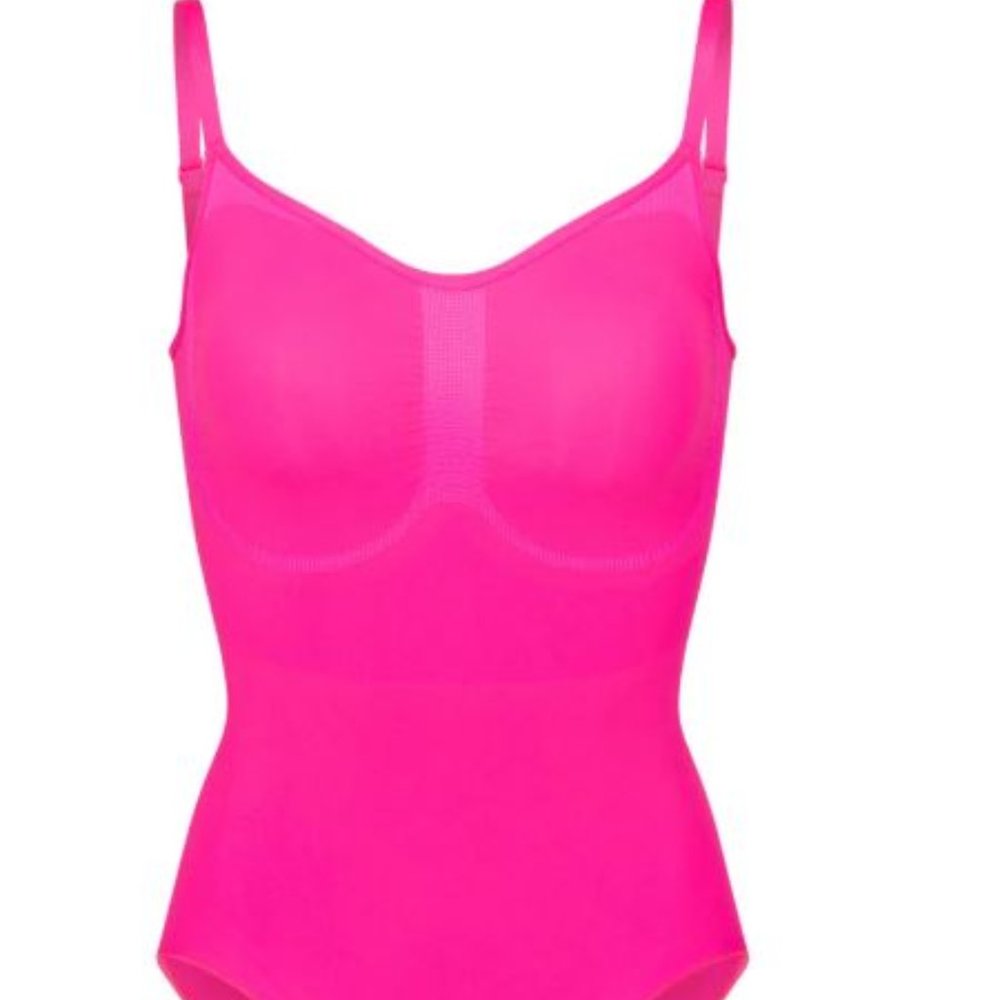 SKIMS SCULPTING BODYSUIT W. SNAPS in Flamingo